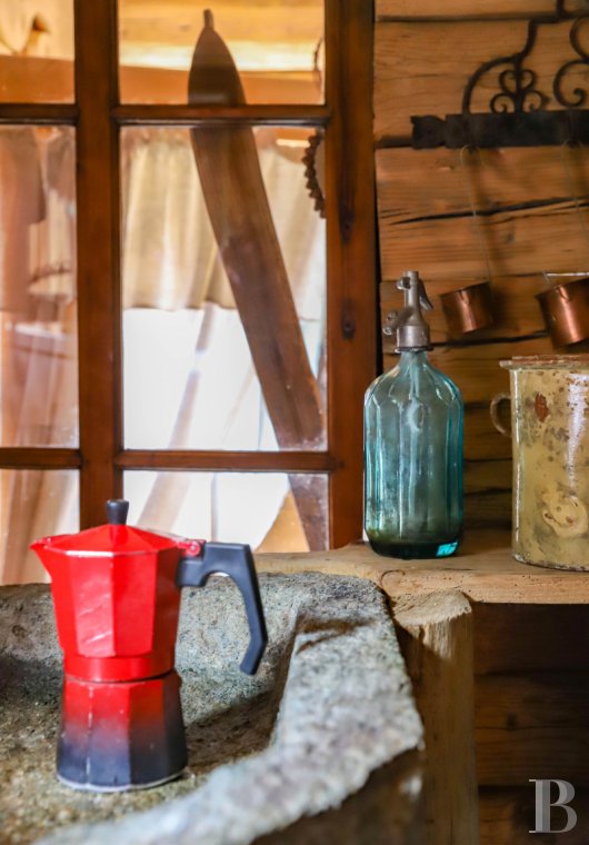 En Haute-Savoie, non loin de Morzine, une grange chalet traditionnelle en plein alpage - photo  n°16